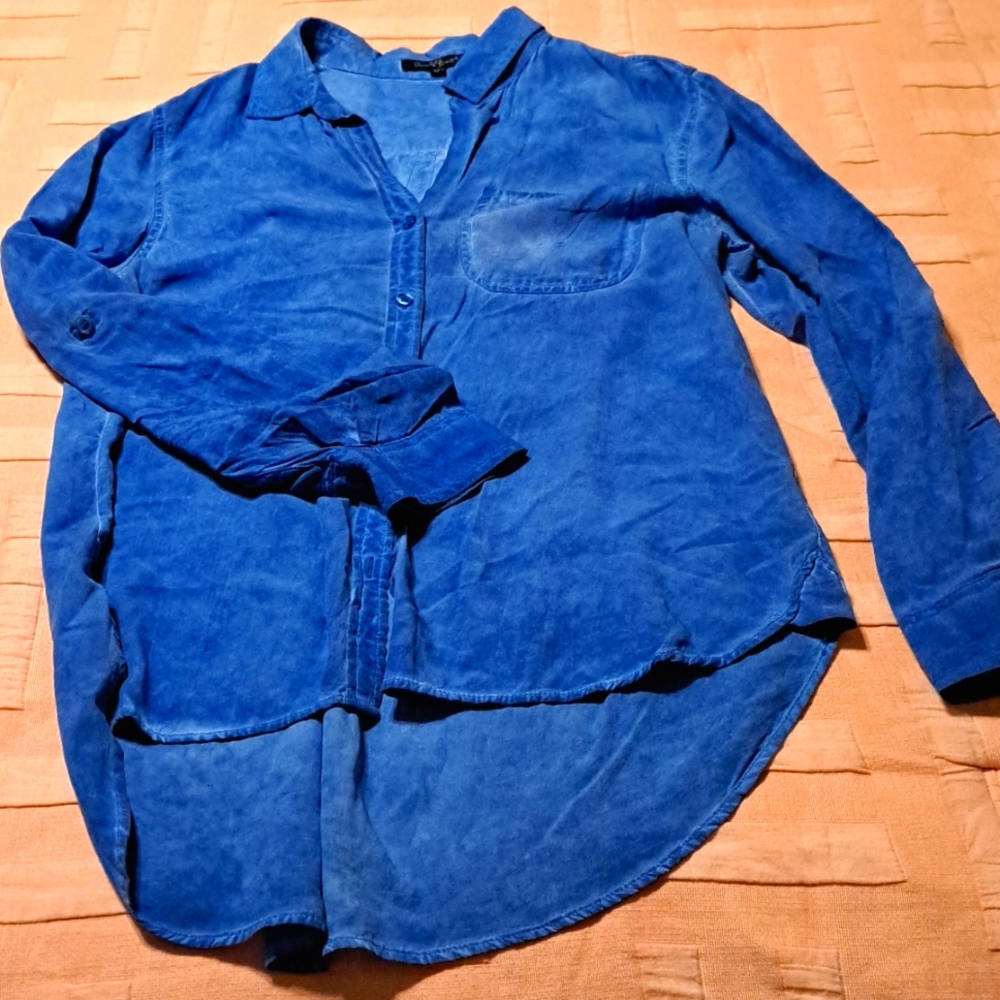 Women's Velvet Heart electric blue blouse medium